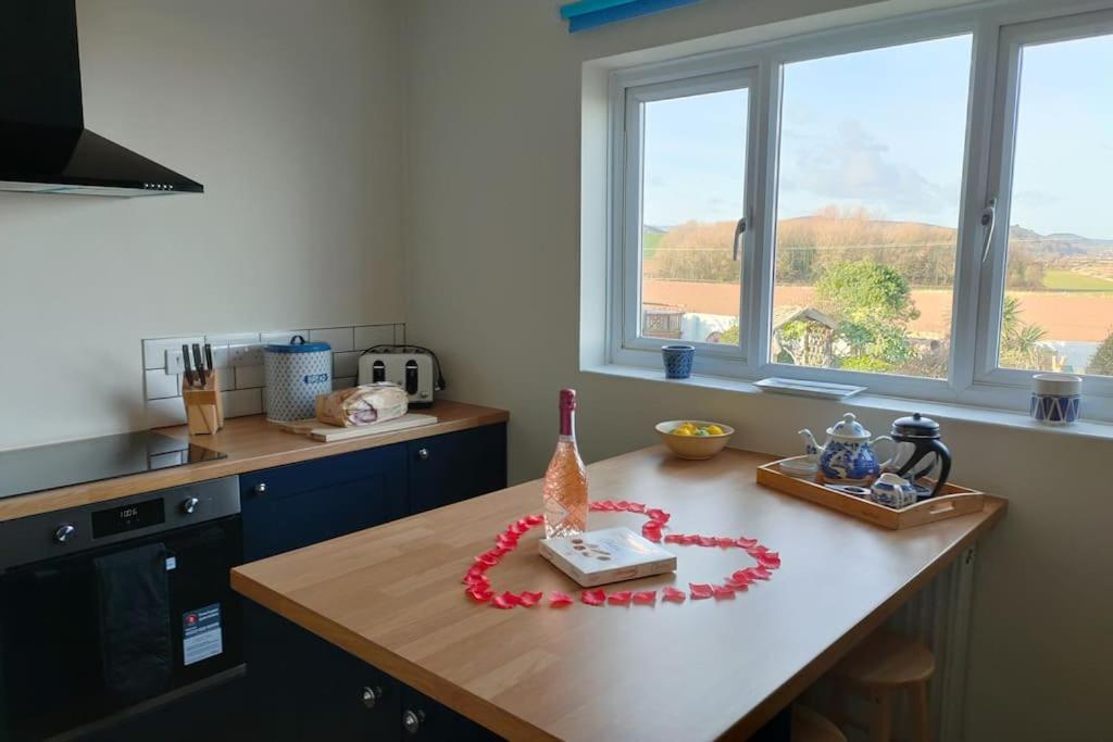 Blue Anchor House - Seaview, Hot Tub Apartments Bagian luar foto
