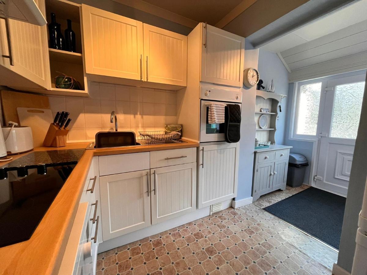 Blue Anchor House - Seaview, Hot Tub Apartments Bagian luar foto