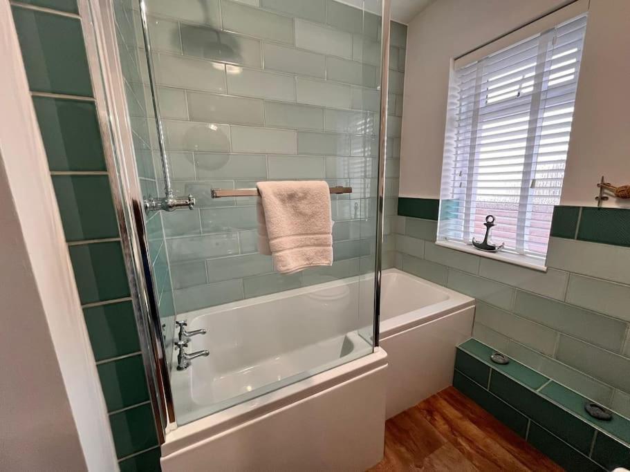 Blue Anchor House - Seaview, Hot Tub Apartments Bagian luar foto